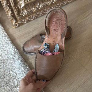 Avarcas Women's Brown and Tan Sandals